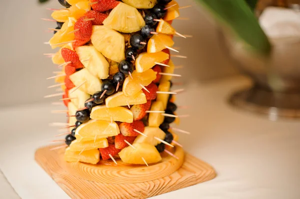 Cutted fruit set arranged in a vertical figure — Stock Photo, Image