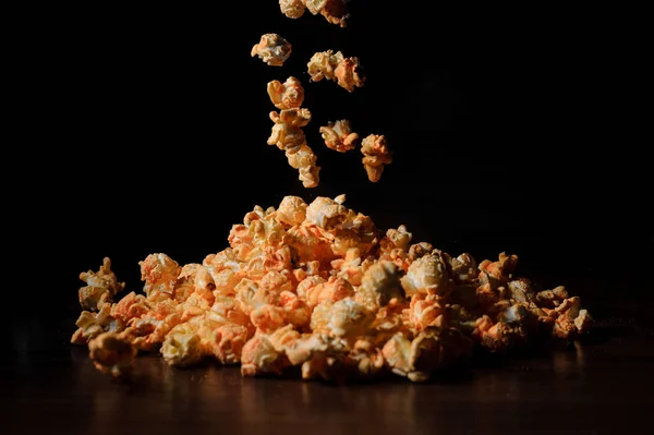 Zrna z lahodné r popcorn padají dolů — Stock fotografie