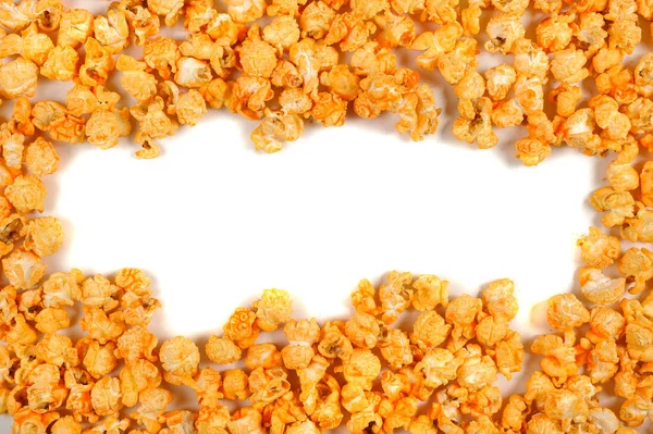 Geroosterde popcorn verspreid voor een witte achtergrond — Stockfoto