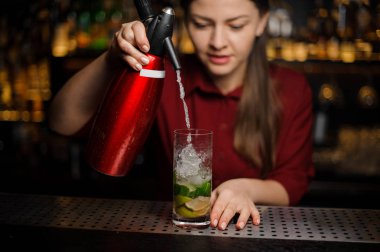 Barmen bir mojito hazırlamak için cr soda su ekleyerek tamamlandıktan