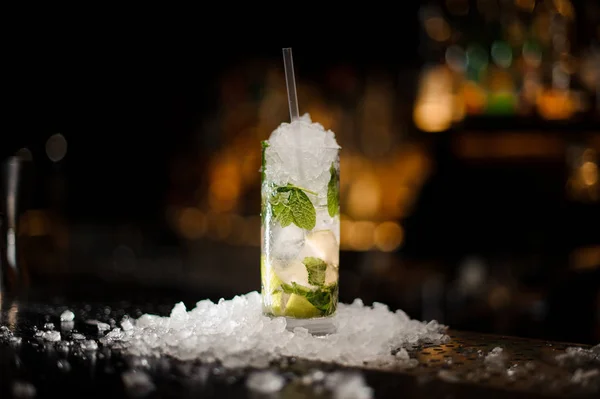 Coquetel alcoólico mojito em um copo de cristal — Fotografia de Stock