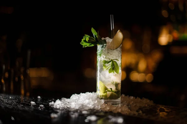 Cocktail alcoolisé mojito se tient sur un comptoir de bar — Photo