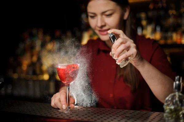 Barkeeperin fügt Torf-Whiskey zu alkoholischem Cocktail hinzu — Stockfoto
