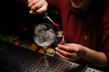 Gece kulübünde bir kokteyl kız barmen hazırlar.