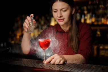 Barmen turba viski alkollü kokteyli için ekler.