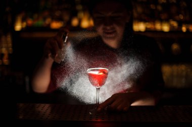 Kız barmen kokulu bezelye viski bir alkollü kokteyli için ekler.