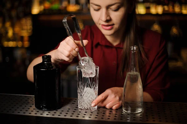 Barmaid prepara um coquetel alcoólico Caipirinha — Fotografia de Stock