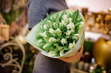 Beyaz Lale yaprakları ile güzel bir buket tutan kız