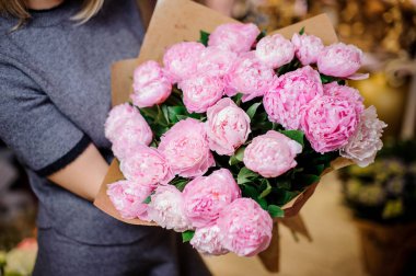 Güzel bir buket gül renkli peonies tutan kız