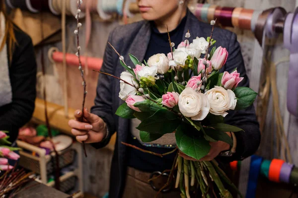 Beyaz Şakayık gül ve Pembe Lale güzel bir buket tutan kız