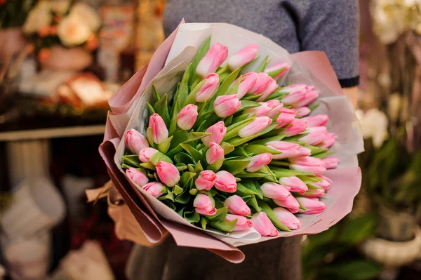 Dívka, která krásná kytice z růžové tulipány — Stock fotografie