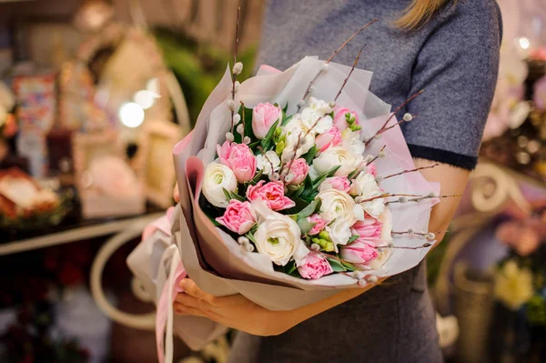 Meisje houdt van een mooi boeket van roze tulpen en witte ranunculuses — Stockfoto