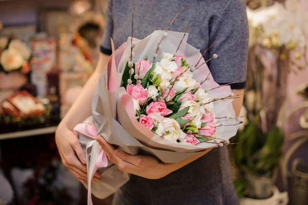 Chica sosteniendo un hermoso ramo de tulipanes de color rosa y ranúnculos blancos —  Fotos de Stock