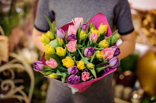 Dívka, která kytici nádherné růžové, žluté a fialové tulipány — Stock fotografie