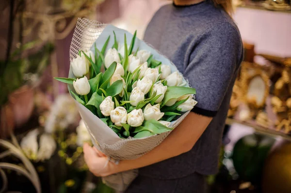 Chica sosteniendo un maravilloso ramo de tulipanes blancos —  Fotos de Stock