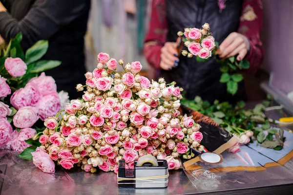 Rosa incrivelmente bonita e cor de champanhe pequenas rosas — Fotografia de Stock