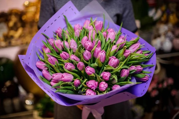 Dívka drží krásné kytice fialových tulipánů — Stock fotografie