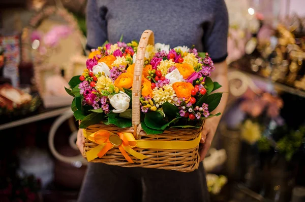 아름 다운 봄 꽃 바구니를 들고 소녀 — 스톡 사진