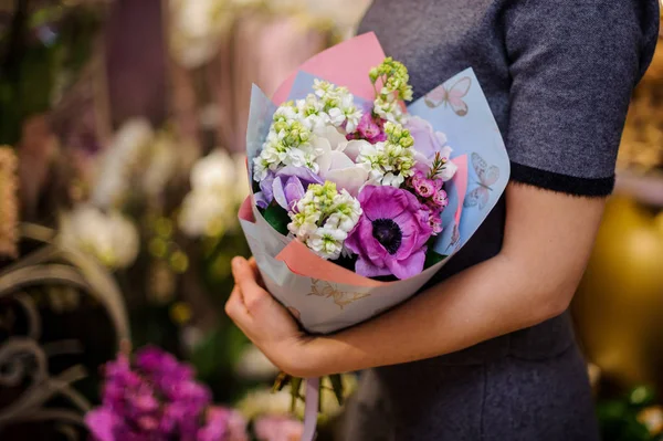 Дівчина тримає гарний букет ніжних весняних квітів — стокове фото