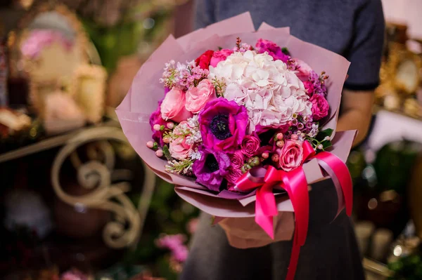 Chica sosteniendo un hermoso ramo de flores de color rosa —  Fotos de Stock