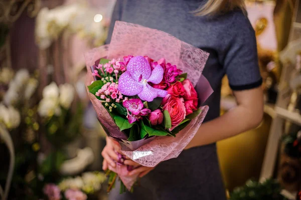 꽃의 작은 아름 다운 꽃다발을 들고 소녀 — 스톡 사진