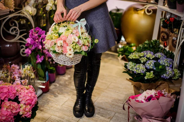 Fille tenant un petit beau panier des fleurs tendres — Photo