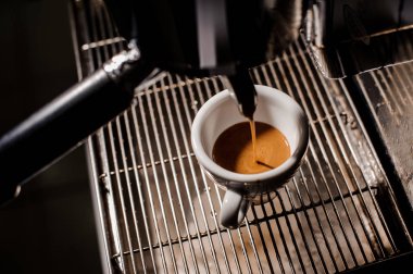 Lezzetli bir espresso beyaz seramik kupa