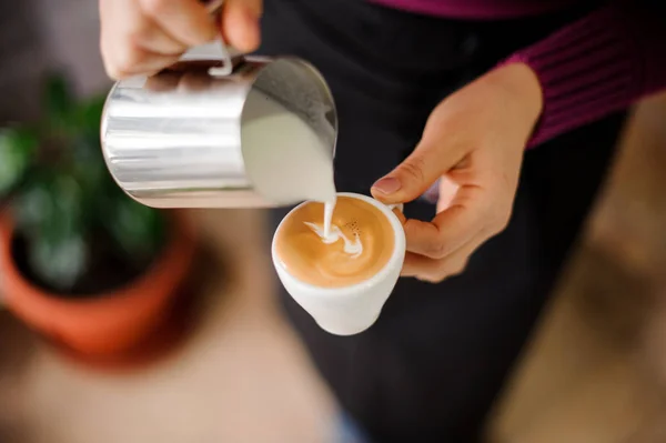 Espresso fincan bir süt ekleyerek Barista — Stok fotoğraf