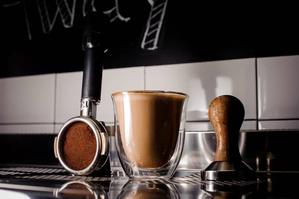 Bicchiere trasparente di un caffè caldo e un essenziale barista — Foto Stock