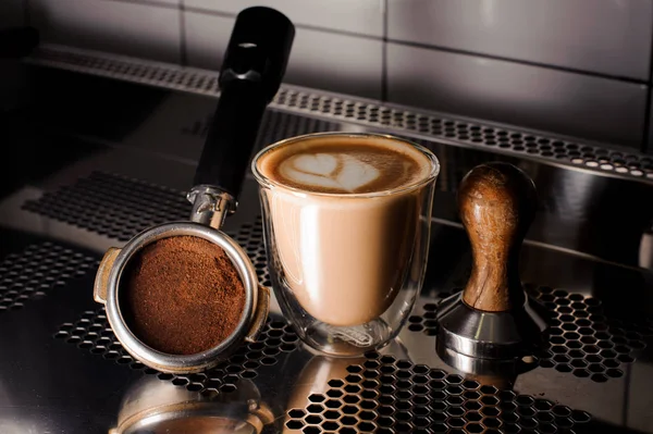 Tasse transparente de café chaud et essentiels de barista — Photo