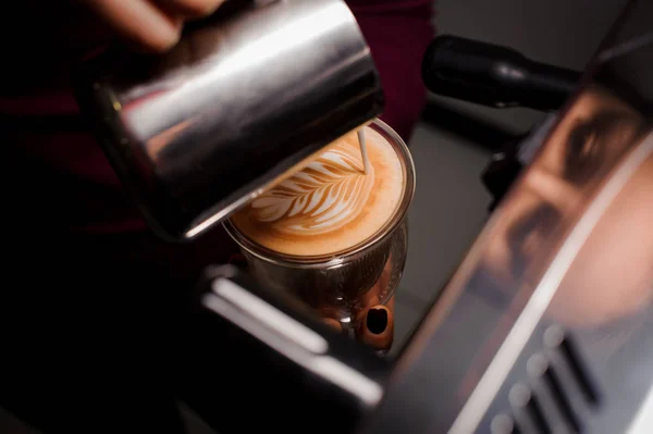 在咖啡杯中制作牛奶艺术的女咖啡师 — 图库照片