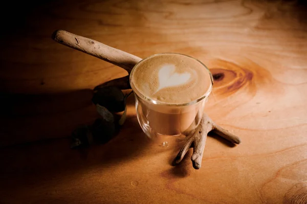 Genomskinligt glas en läcker hett kaffe på träbord bakgrunden — Stockfoto