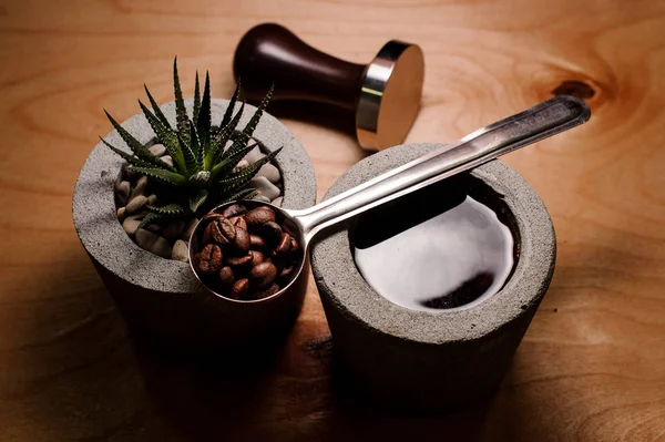 木製のテーブルに美味しいホット コーヒーのストーン カップ — ストック写真