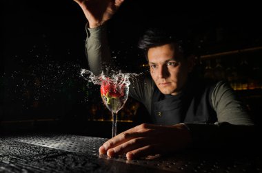 Bir kırmızı gül cam içine koyarak barmen