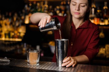 Kadın barmen barda kokteyl yapım sayaç