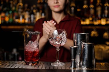 Kadın barmen kokteyl ile son eylemleri yapma