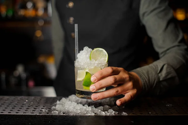 Barista che serve un cocktail al bancone del bar — Foto Stock