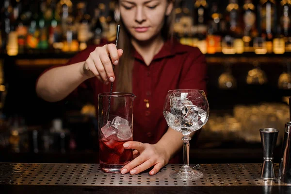 Garçonete mexendo um delicioso cocktail vermelho fresco — Fotografia de Stock