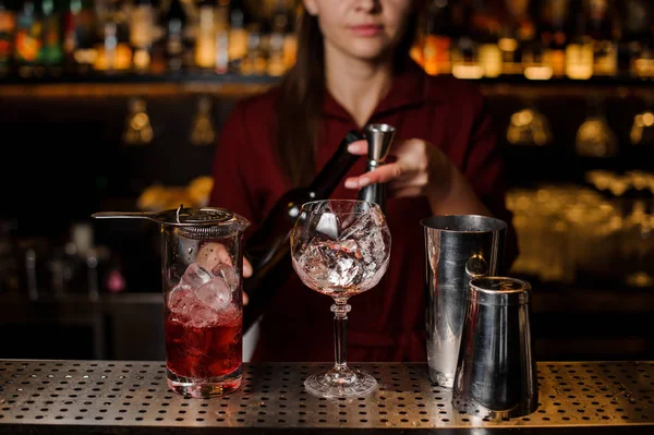 Жіночий бармен, роблячи остаточний підготовка vefore, де подають коктейлі — стокове фото