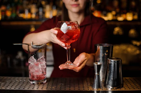 Meisje van de barman serveert een rode campari cocktail — Stockfoto