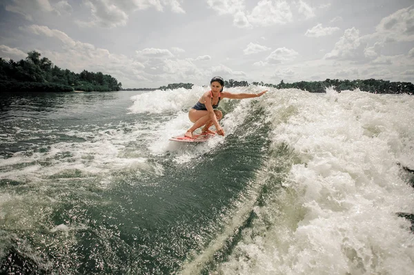 Vonzó fiatal nő wakesurfing a fedélzeten, az ég ellen — Stock Fotó
