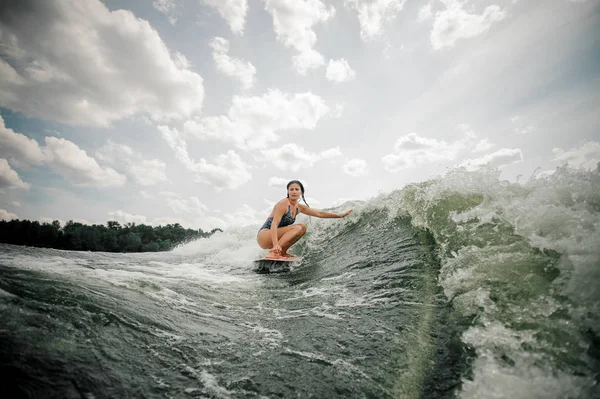 Belle femme mince wakesurf sur la planche contre le ciel — Photo