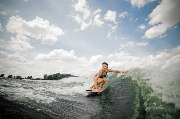 하늘에 대 한 보드에 아름 다운 여자 wakesurfing — 스톡 사진
