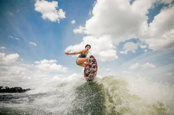 Szexi fiatal nő birtoklás móka wakesurfing és ugró a fedélzeten — Stock Fotó