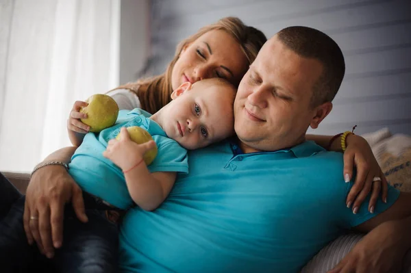 아버지, 어머니와 그들의 작은 아들 소파에 누워 — 스톡 사진