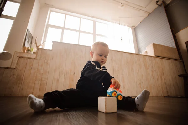 Lindo niño jugando con juguetes en el suelo — Foto de Stock