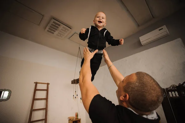 Feliz padre vomitando en el aire a su hijo — Foto de Stock