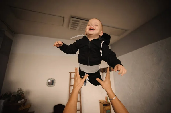 Père heureux vomissant dans les airs son mignon petit fils — Photo