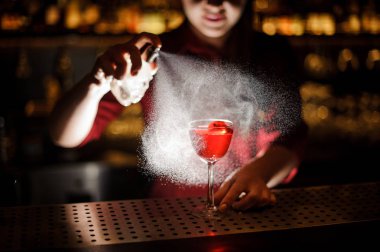 Kadın barmen hizmet için kokteyl kırmızı püskürtme