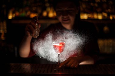 Barmen sparay ile alkollü kokteyl cam dekorasyon